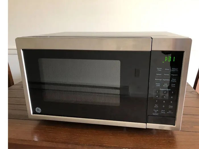 GE - 0.9 Cu. Ft. Capacity Smart Countertop Microwave Oven with Scan-to-Cook Technology - Stainless steel