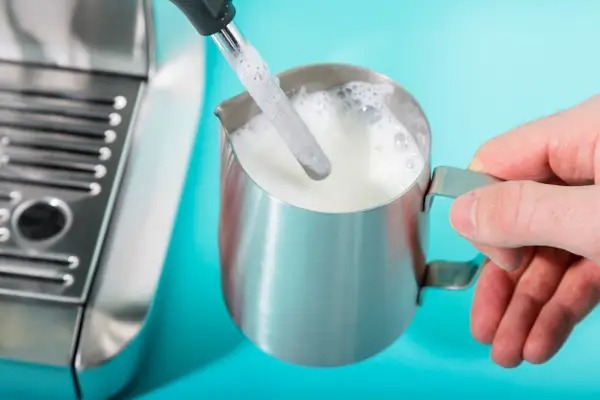 Operating the milk frother